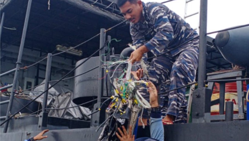 Penampakan Serpihan Pesawat Sriwijaya Air Jatuh di Kepulauan Seribu - Bagian 3