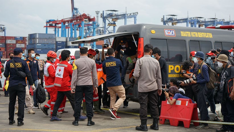 Potongan Tubuh Korban Pesawat Sriwijaya Air Jatuh Dibawa ke RS Polri Kramat Jati - Bagian 2