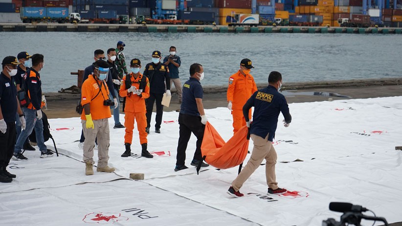 Potongan Tubuh Korban Pesawat Sriwijaya Air Jatuh Dibawa ke RS Polri Kramat Jati - Bagian 1