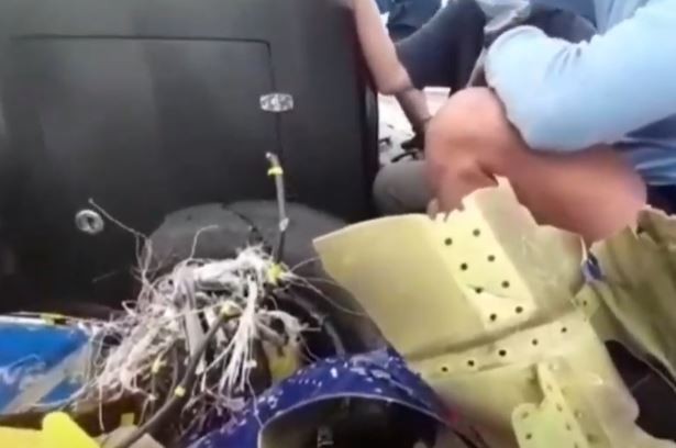 TNI AU Temukan Serpihan Diduga Bagian Pesawat Sriwijaya Air di Tengah Laut 