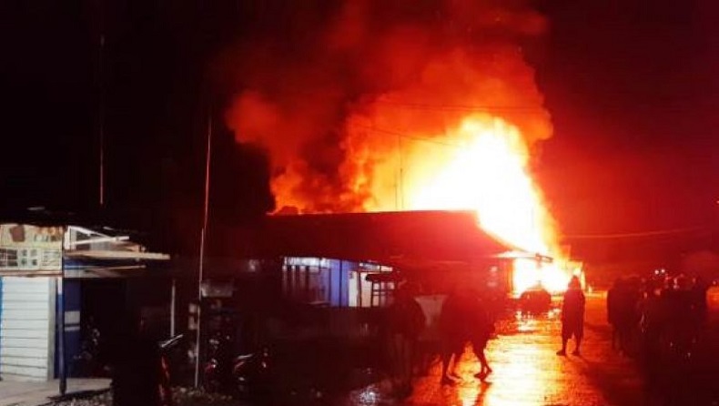 title Kebakaran di Pasar Lama Yahukimo Papua, 10 Kios Ludes Dilahap Api Kebakaran di Pasar Lama Yahukimo Papua, 10 Kios Ludes Dilahap Api