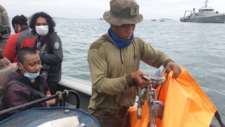 16 Kantong Jenazah dan 3 Kontong Properti Penumpang Sriwijaya Air Dikirim ke RS Polri 