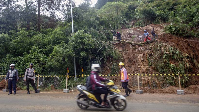 Jalan Utama Menuju Puncak Bogor Ditutup akibat Longsor di ...