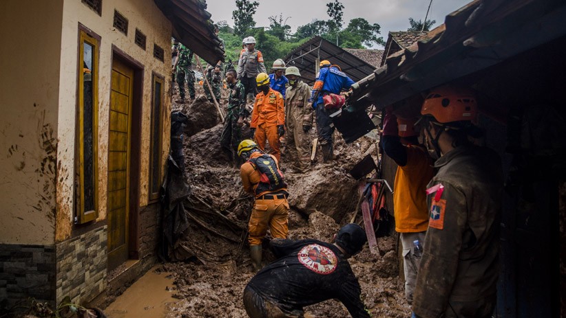 Tim SAR Terus Mencari 26 Korban Hilang akibat Longsor Cimanggung - Bagian 1