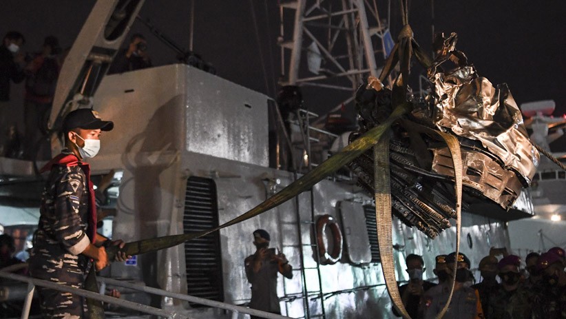 Turbin Pesawat Sriwijaya Air Jatuh Dievakuasi ke Darat - Bagian 3