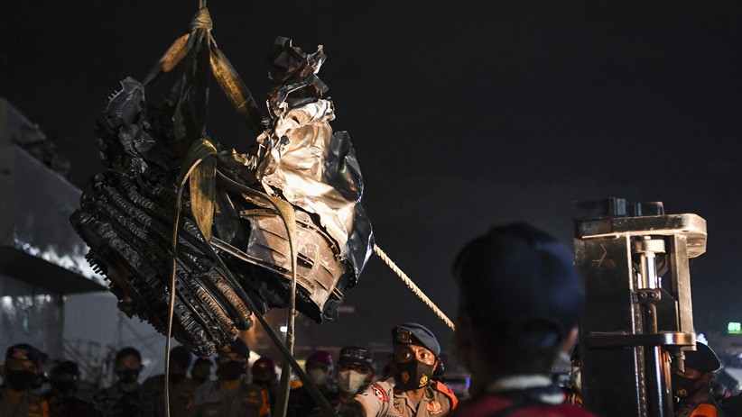 Turbin Pesawat Sriwijaya Air Jatuh Dievakuasi ke Darat - Bagian 1