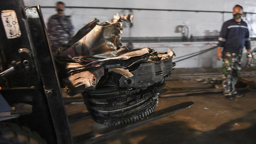 Turbin Pesawat Sriwijaya Air Jatuh Dievakuasi ke Darat - Bagian 2