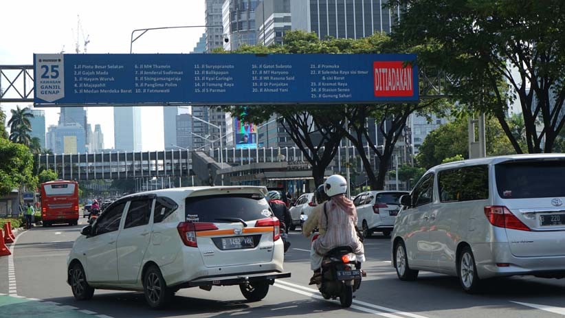 PSBB Ketat Jawa-Bali Berlaku Hari Ini, Kondisi Lalu Lintas Jakarta Padat - Bagian 3