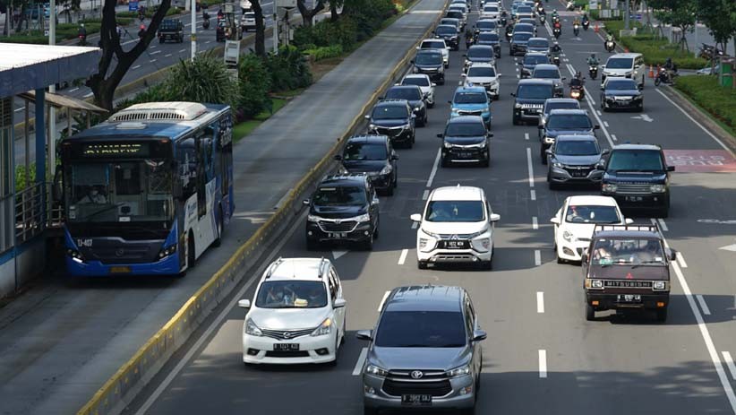 PSBB Ketat Jawa-Bali Berlaku Hari Ini, Kondisi Lalu Lintas Jakarta Padat - Bagian 2