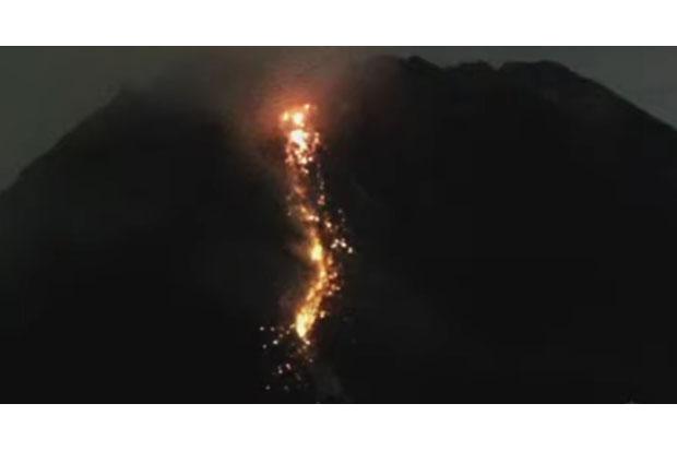 title Merapi Kembali Luncurkan Lava Pijar ke Sungai Krasak Merapi Kembali Luncurkan Lava Pijar ke Sungai Krasak