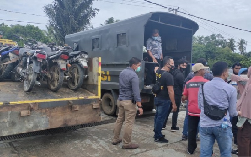 Puluhan Motor Modifikasi Tangki BBM di SPBU Sungai Rangas Diangkut 