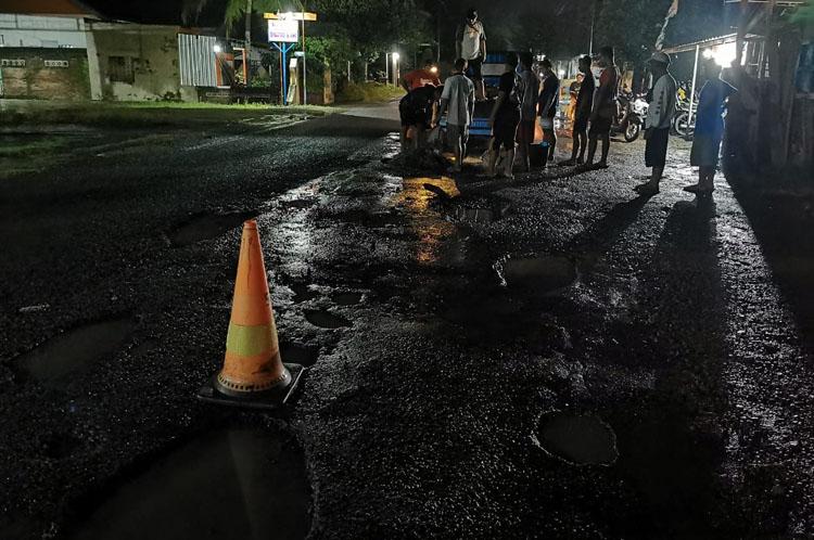 Protes JJLS Rusak, Warga Sekitar Bandara YIA Perbaiki Jalan Secara Mandiri