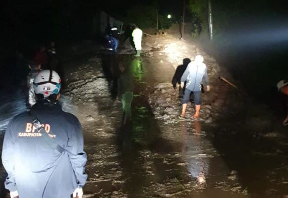 Longsor di Jalan Cijapati, Lalu Lintas Jalur Alternatif Garut-Bandung Ditutup  