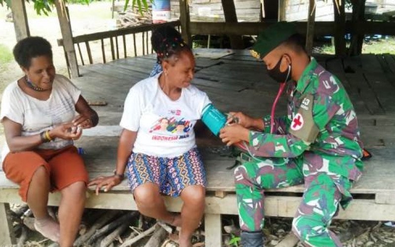 Satgas Yonif MR 413 Beri Layanan Kesehatan Gratis bagi Warga di Perbatasan