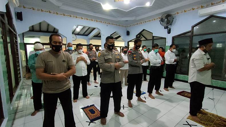 Anggota Polresta Solo Gelar Salat Gaib untuk Korban Kecelakaan Sriwijaya Air