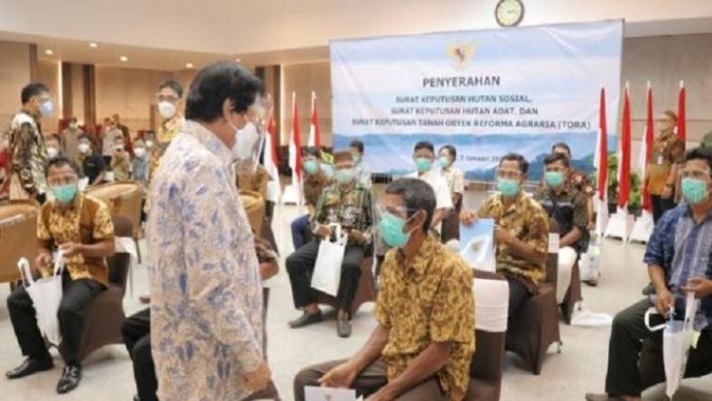 Tingkatkan Perekonomian Warga, Pemprov Babel Serahkan SK Hutan Adat Seluas 34.618 Ha