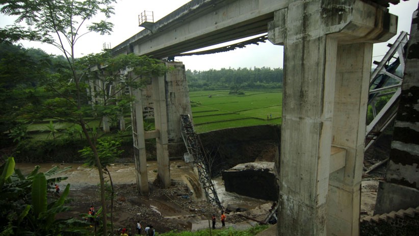 Penampakan Jembatan Rel Kereta Api Sepanjang 50 Meter Ambruk di Brebes - Bagian 3