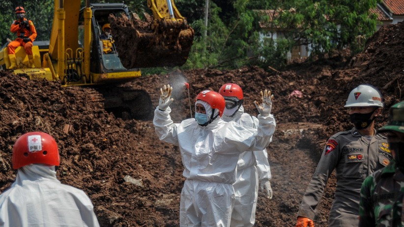 Tim SAR Evakuasi 16 Jenazah Korban Longsor Sumedang, 23 Orang Masih Dicari - Bagian 2