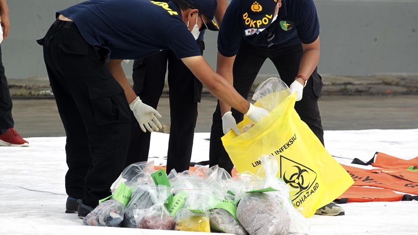 Barang-Barang Diduga Milik Penumpang Sriwijaya Air Dibawa ke RS Polri - Bagian 3