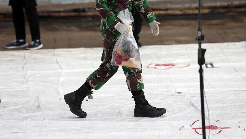 Barang-Barang Diduga Milik Penumpang Sriwijaya Air Dibawa ke RS Polri - Bagian 2