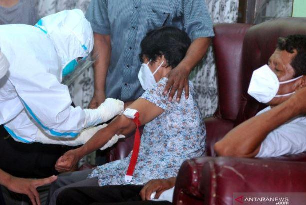Pandemi Covid, Tim DVI Polda Bali Ambil Sampel DNA Keluarga Pramugari Sriwijaya Air di Rumah