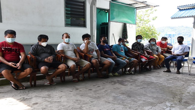 Lantamal VIII Manado Serahkan 11 Penumpang KM Rumbi asal Filipina ke Imigrasi Bitung 