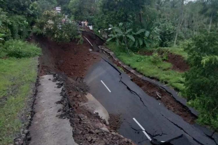 Jalan Utama Wonosobo-Kebumen Ambles dan Longsor Sepanjang 20 Meter