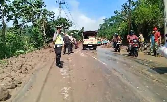 Pascalongsor Jalan Cijapati Garut Kembali Dibuka, Kendaraan Melintas Harus Bergantian
