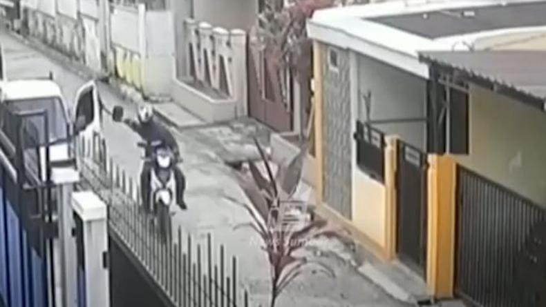 Terekam CCTV, PNS Perempuan Jadi Korban Penjambretan di Padang