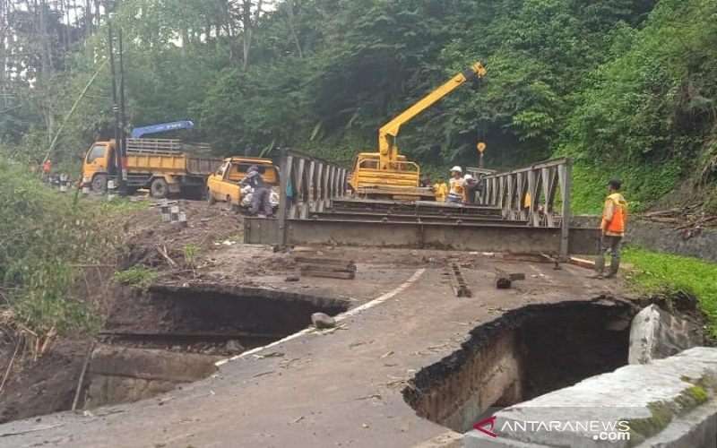 Jembatan Telegong Rusak Akibat Longsor di Jalur Selatan Garut Mulai Diperbaiki