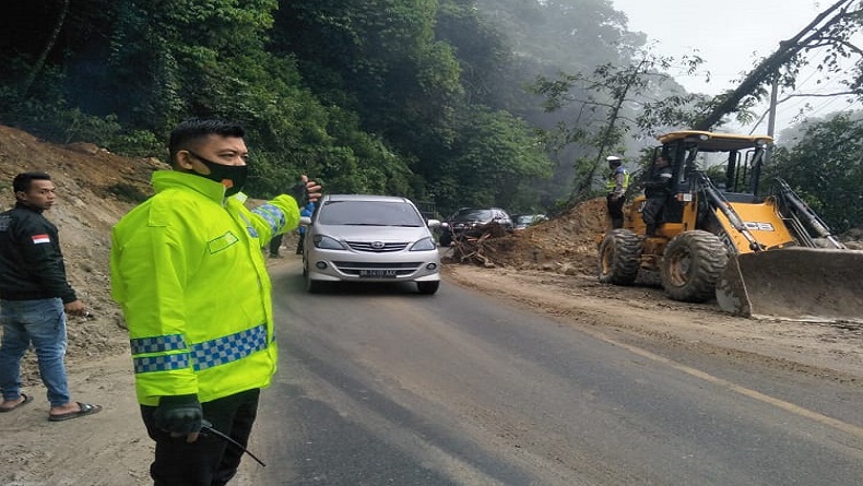 title Jalur Medan-Berastagi Dilanda Longsor, Polisi Berlakukan Buka Tutup Jalan Jalur Medan-Berastagi Dilanda Longsor, Polisi Berlakukan Buka Tutup Jalan