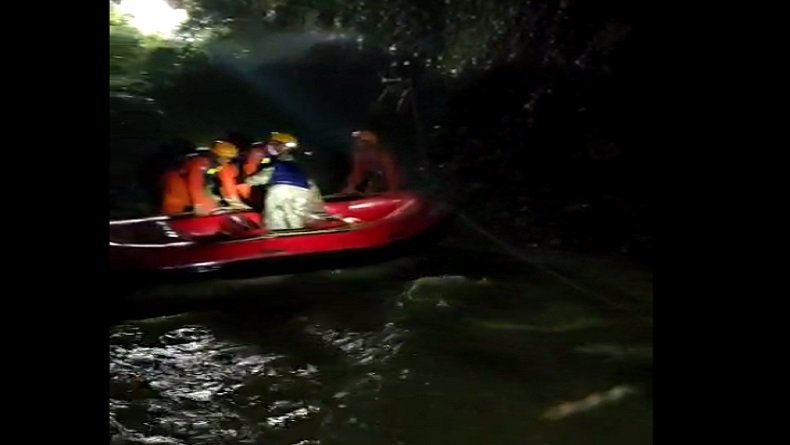 Satu Keluarga Terjebak Luapan Sungai Jalur Sergai Dievakuasi Tim SAR