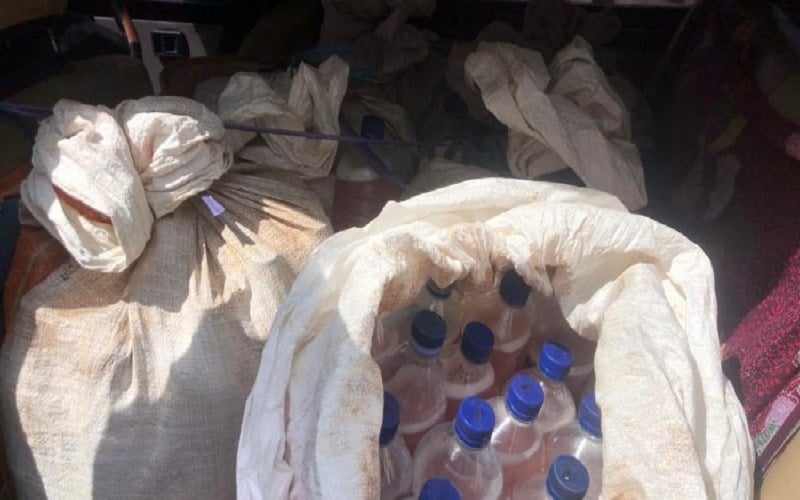 Satres Narkoba Polres Lotim Sita 320 Botol Miras Tradisional dari Buruh Tani