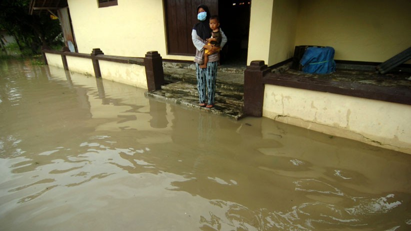 Tanggul Sungai Jebol, Ratusan Rumah Desa Bojong Brebes Terendam Banjir - Bagian 1