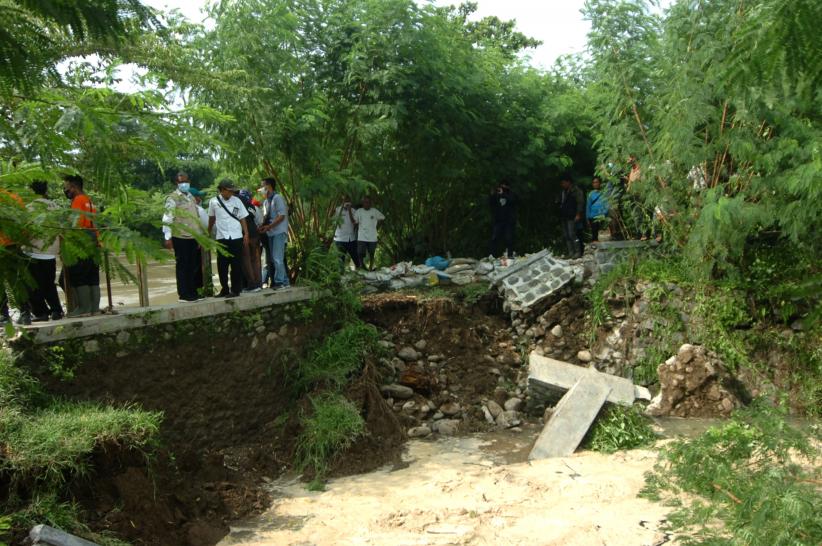 Tanggul Sungai Jebol, Ratusan Rumah Desa Bojong Brebes Terendam Banjir - Bagian 2