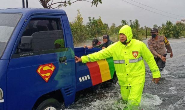 Banjir Putus Akses Jalan Banjarbaru-Tanah Laut, Puluhan Warga Mengungsi