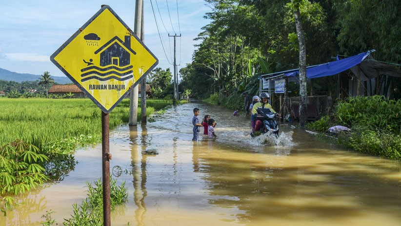 Sungai Cikidang Tasikmalaya Meluap, Warga Memancing di TPU yang Terendam Banjir - Bagian 2