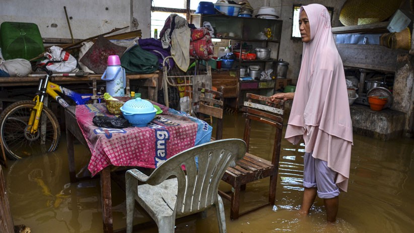 Sungai Cikidang Tasikmalaya Meluap, Warga Memancing di TPU yang Terendam Banjir - Bagian 3