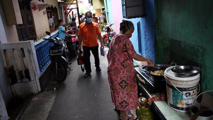 Salurkan Bansos Tunai, Petugas Pos Indonesia Keliling Rumah Warga - Bagian 5