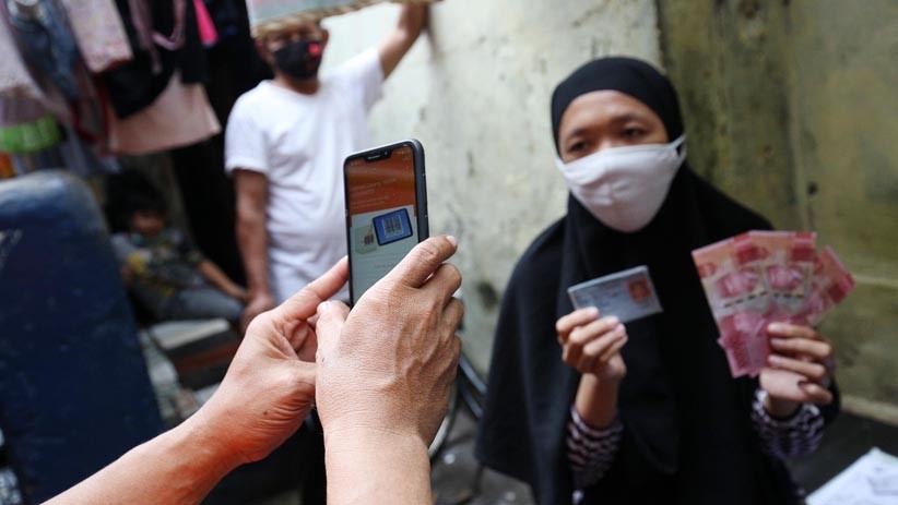 Salurkan Bansos Tunai, Petugas Pos Indonesia Keliling Rumah Warga - Bagian 3