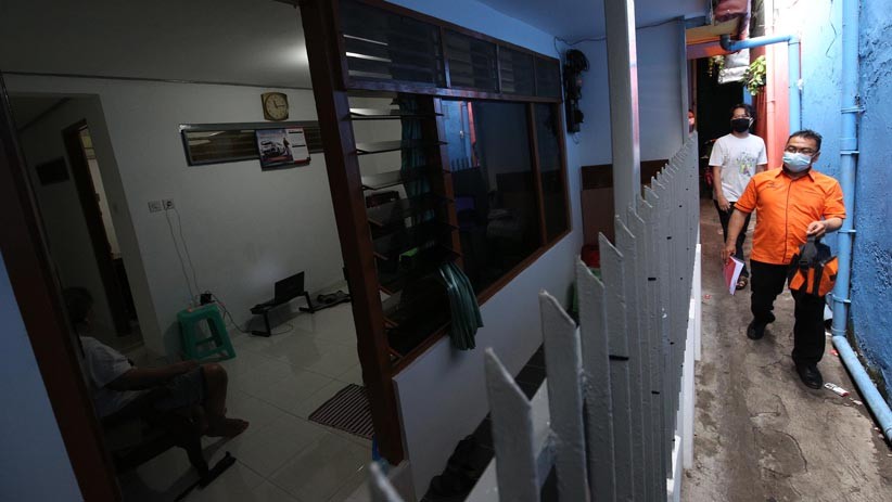 Salurkan Bansos Tunai, Petugas Pos Indonesia Keliling Rumah Warga - Bagian 4