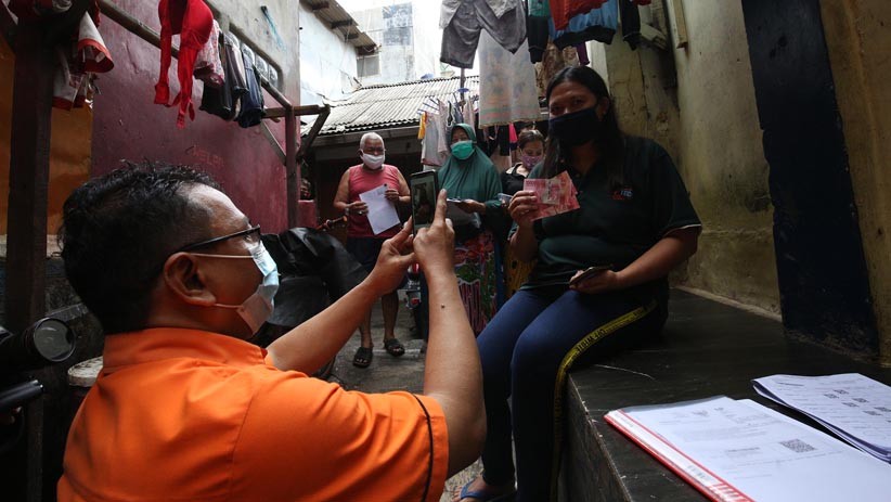 Salurkan Bansos Tunai, Petugas Pos Indonesia Keliling Rumah Warga - Bagian 1