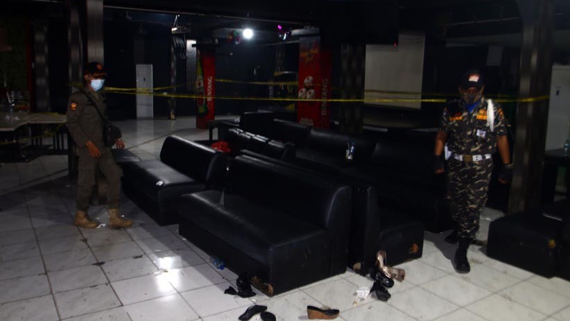 Ada Razia PPKM, Pemandu Lagu Karaoke Berhamburan Keluar Ruangan - Bagian 2