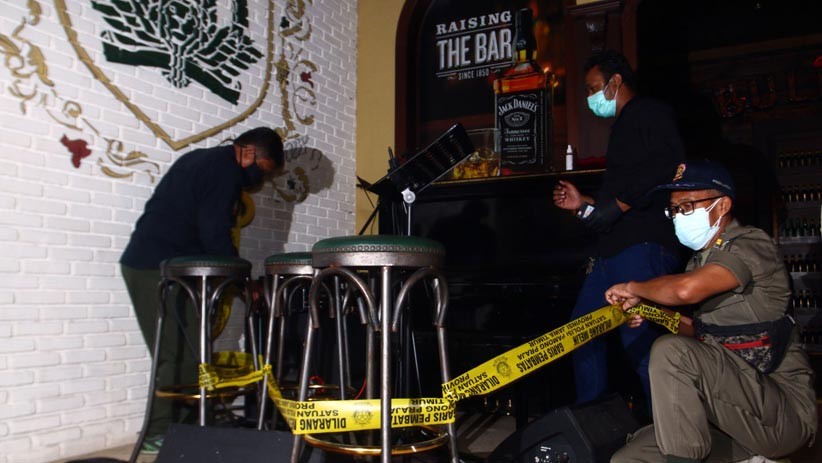 Ada Razia PPKM, Pemandu Lagu Karaoke Berhamburan Keluar Ruangan - Bagian 3
