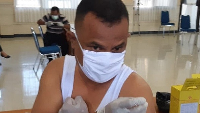 Penerima Vaksin Covid-19 Pertama di Papua Suntikkan Sendiri ke Lengannya