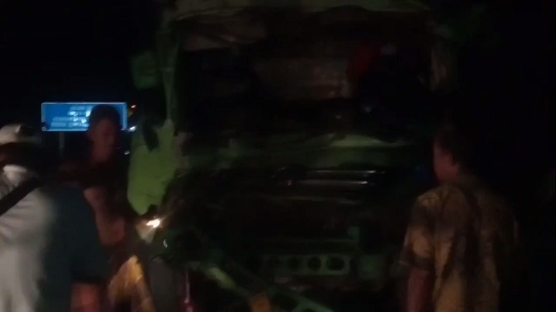 Truk Fuso Tabrak Mobil Tangki Parkir di Perempatan Tol Kayu Agung, Sopir Kritis