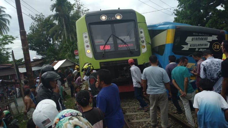 Kereta Tabrak Bus Trans Padang, Warga: Sopir Sudah Diteriaki Tapi Tancap Gas