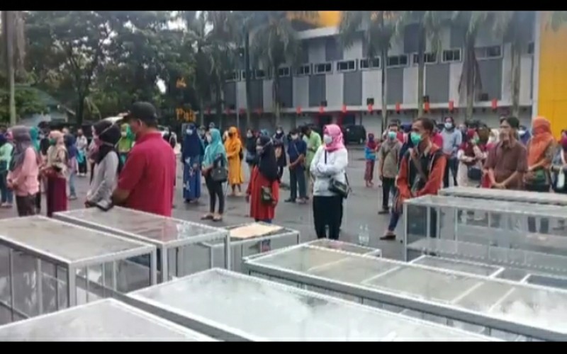 Pelaku Usaha Terdampak Covid-19 Terima Bantuan Etalase hingga Peralatan Dapur 