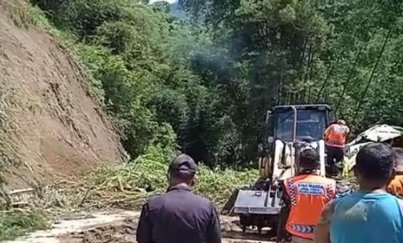 Satu Pengendara Motor Tewas Tertimbun Longsor di Windusajan Magelang