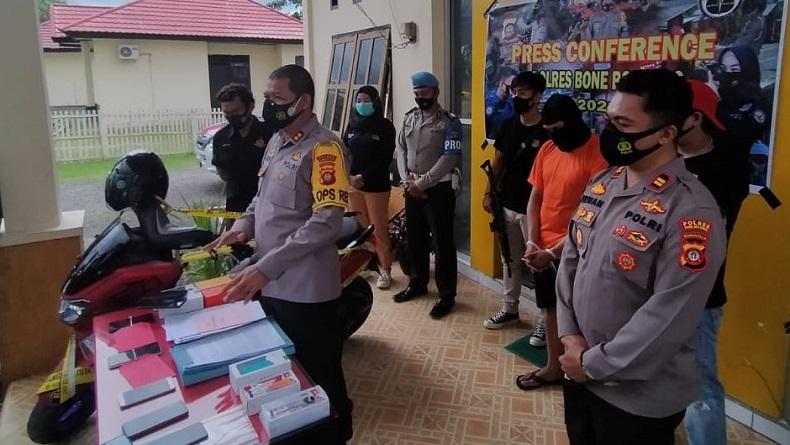 title Jambret Spesialis Ponsel Ditangkap, Pelaku Sampai Lupa Sudah Berapa Kali Beraksi Jambret Spesialis Ponsel Ditangkap, Pelaku Sampai Lupa Sudah Berapa Kali Beraksi